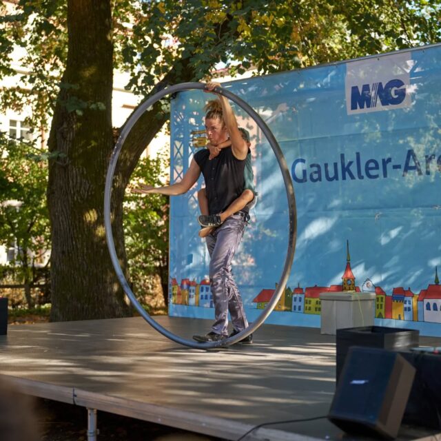 Dans mon spectacle de rue, les enfants ne sont pas seulement spectateurs… ils participent aussi ! 😄🎪 

Et parfois, ils se retrouvent même sur mon dos pendant un numéro de roue Cyr ! 

Des rires, des surprises, et surtout des souvenirs qu'ils ne sont pas près d'oublier ! 

Un spectacle pour les petits… et les grands qui ont gardé leur âme d'enfant ! ❤️

#rouecyr #spectaclevivant #artderue #spectaclesuisse #spectacleenfants