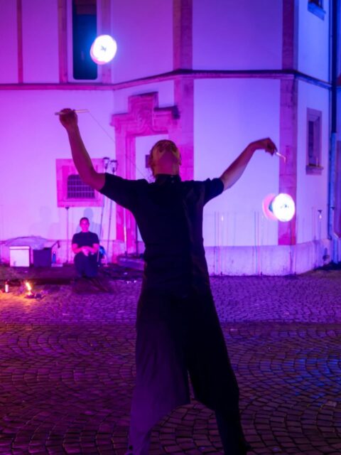 Il y a deux semaines, avec la compagnie @paradox.circus, on présentait notre spectacle Les Architectes de Lumière.
Un super moment que j’avais envie de partager avec vous, avec quelques images capturées par @magilive_photographie
Là, c’est moi avec mes diabolos LED. C’est un numéro que j’adore faire, simple, dynamique, et toujours fun à partager sur scène.
Un grand merci à @circobello.officiel pour la coproduction.
Et merci pour le soutien de @fullytourisme ainsi que de la Fondation Ernest Göhner Stiftung.