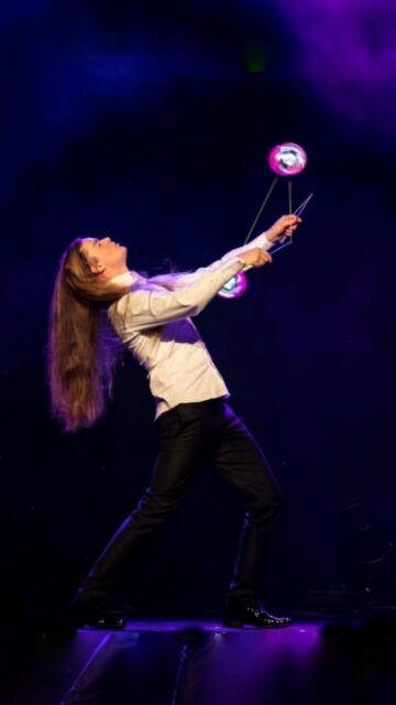 Ce numéro fait partie des spectacles que je propose.
J'aime le faire évoluer selon le type d'événement, le public et le lieu ✨️
#diabolo #spectaclevisuel #artistesuisse #performanceévénementielle