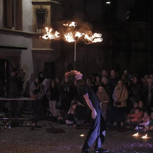 ☂️🔥 Certains sortent leur parapluie quand il pleut… Moi, je le sors quand ça chauffe ! 😏
Un peu d'équilibre, une bonne dose de folie et beaucoup de passion pour vous en mettre plein les yeux ! ✨
🔥 JAN x @paradox.circus
📸 Crédit photo : @joshua.richter.photographe
#fireshow #showsuisse #spectaclevisuel
